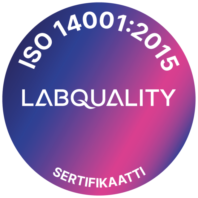 Ympäristöjärjestelmän sertifikaatin ISO 14001:2015 logo. Sertifikaatin käyttöoikeuden on myöntänyt Labquality. Logossa on sinipunaisen ympyrän sisällä tekstiä, jossa lukee Labqualityn nimi ja sertifikaatin nimi.