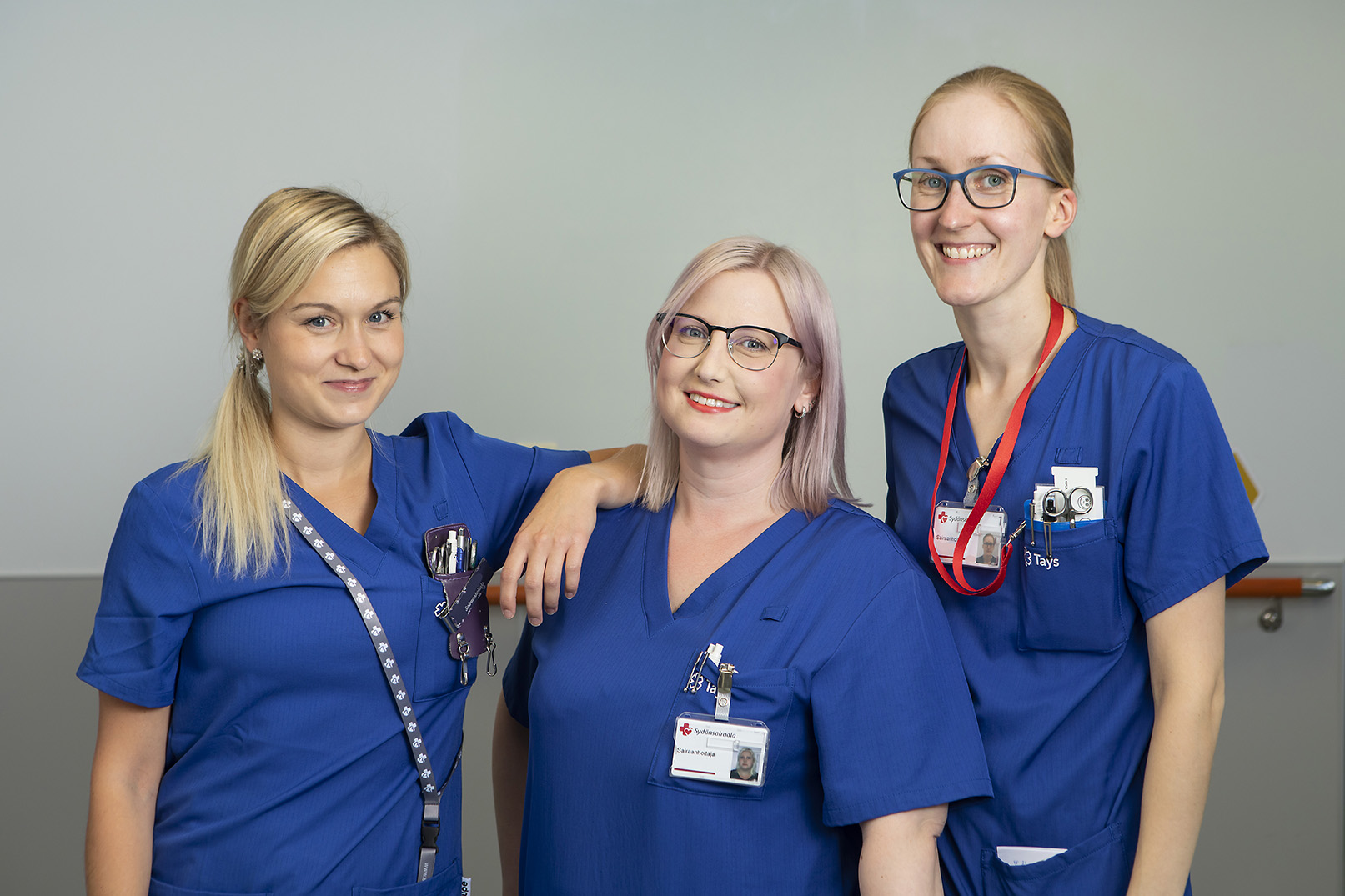 Kolme sairaanhoitajaa hymyilee kuvaajalle sydänosastolla