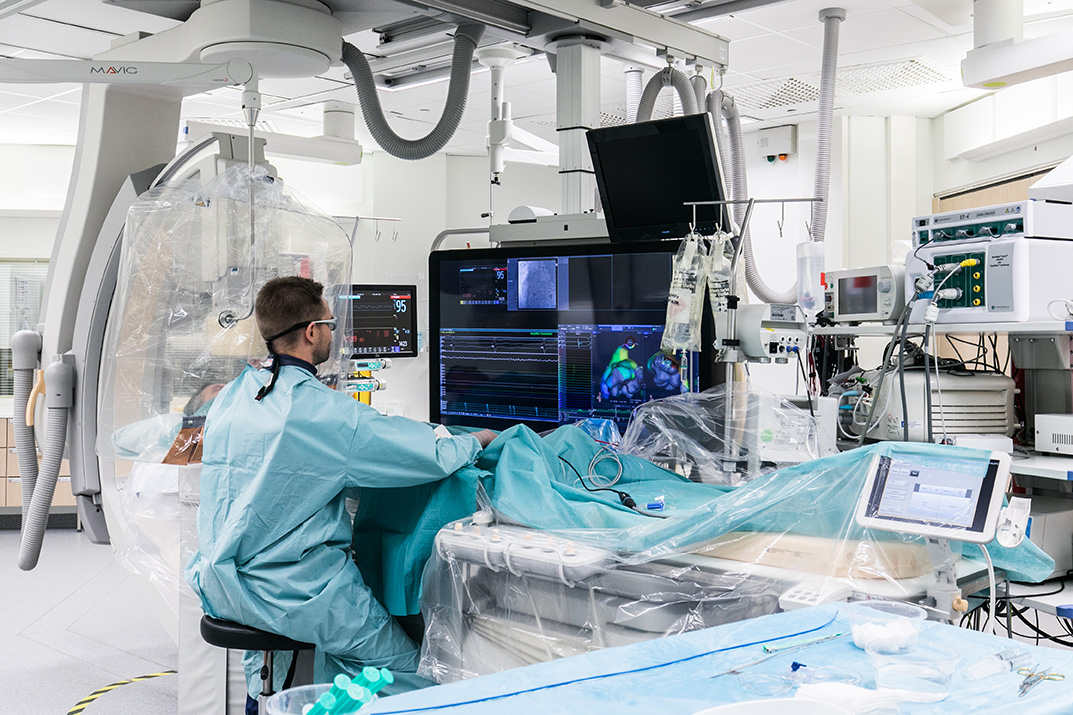 Kardiologi tekee rytmihäiriötoimenpidettä Tays Sydänsairaalan toimenpidesalissa